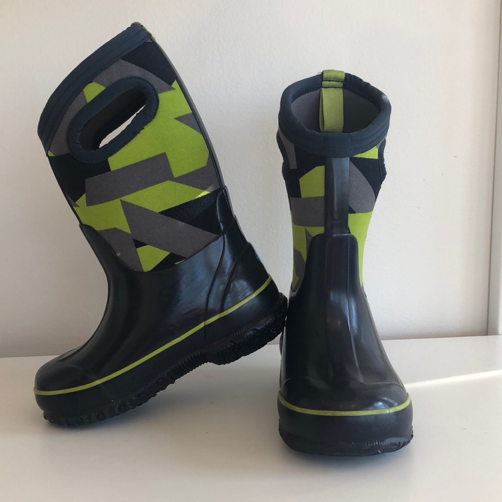 Toddler boys Bogs snow boots.